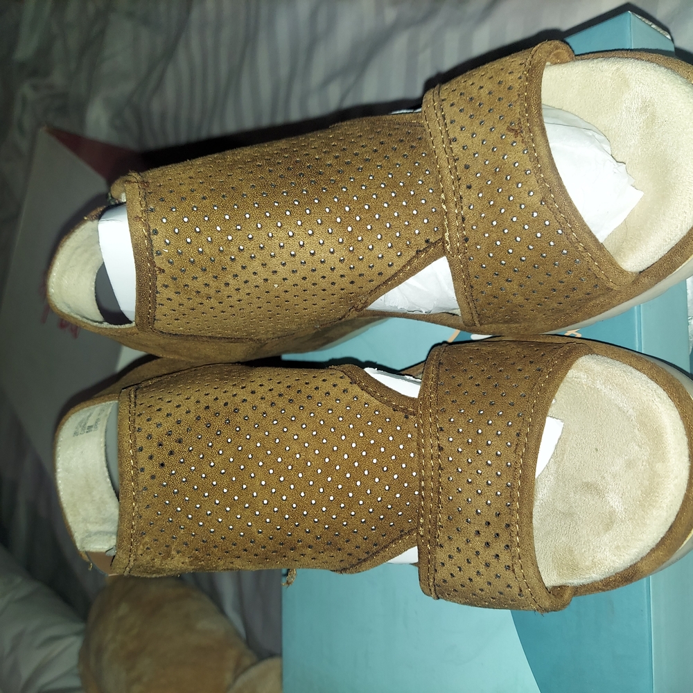 Cliffs by WHITE MOUNTAIN Perforated Tan Sandals